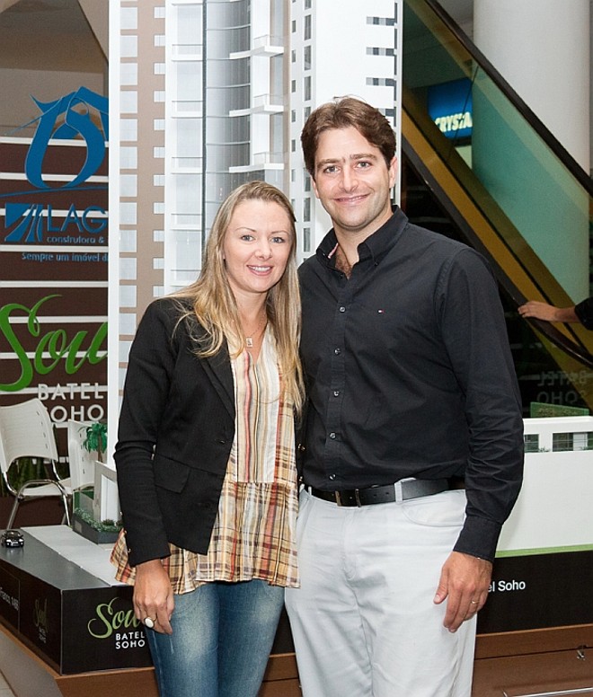 Gabriel Raad, diretor da construtora Laguna, e sua mulher, a arquiteta Juliana Longo Raad, diante da maquete do Soul Batel Soho, que está exposta no Shopping Crystal |