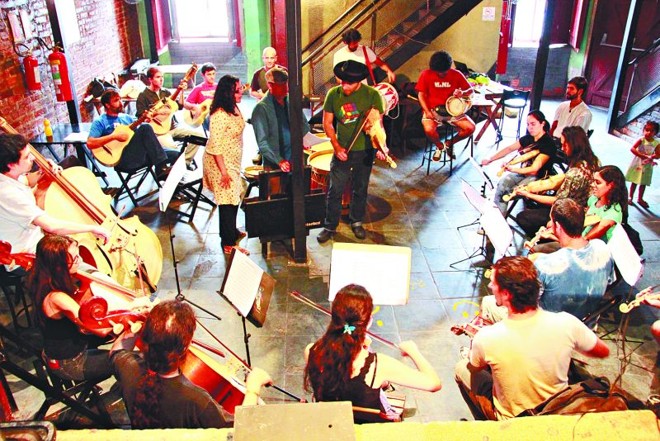 A Orquestra Rabecônica do Brasil, com som do litoral, estreia nesta sexta-feira com Açucena | 