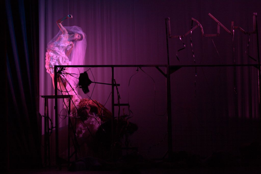 Joana Seibel e Deo Garcez são Virgínia e Ismael, um casal que vive uma relação de desejo e ódio motivado por questões raciais | Maurício Oliveira/Divulgação