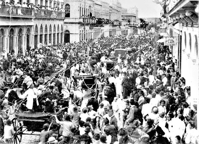 Rua Quinze de Novembro no carnaval de 1905, há mais de um século esse era o volume de foliões participando do corso da terça-feira | 