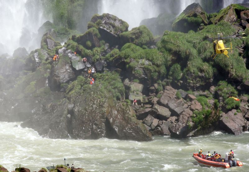 Equipes de salvamento fazem o resgate dos passageiros que ficaram ilhados nas Cataratas do Iguaçu | Christian Rizzi/Agência de Notícias Gazeta do Povo