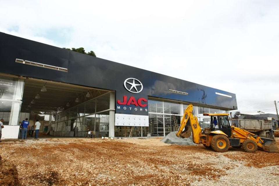 JAC faz o seu Dia J no Brasil A loja da marca chinesa em Curitiba (na Avenida Mário Tourinho) está quase pronta para a inauguração de sexta-feira | Marcelo Elias / Gazeta do Povo
