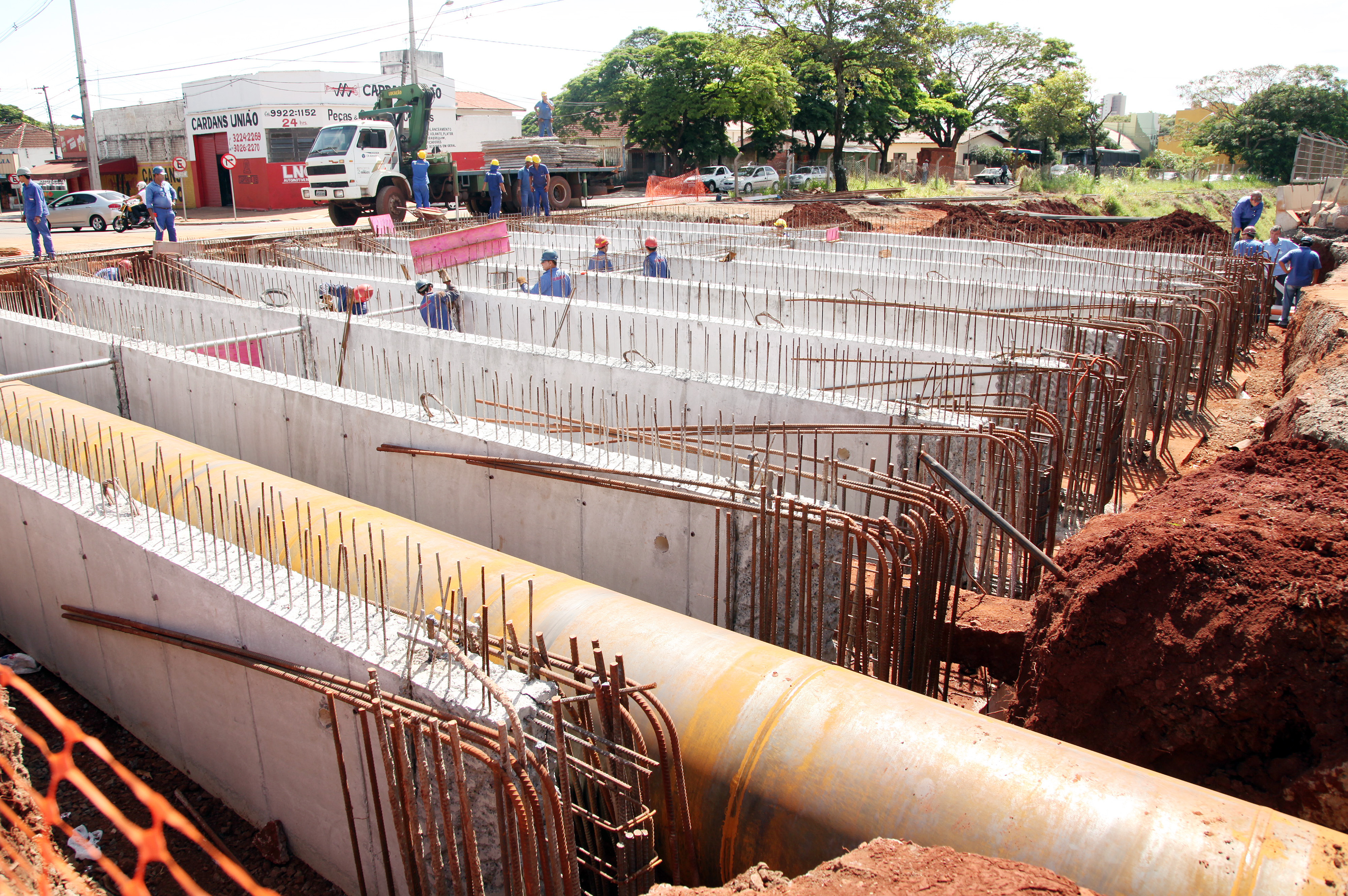 Foram lançadas nove vigas, com aproximadamente 18 toneladas cada, no trecho da pista leste da Avenida 19 de Dezembro até o canteiro central | Divulgação - Assessoria PMM
