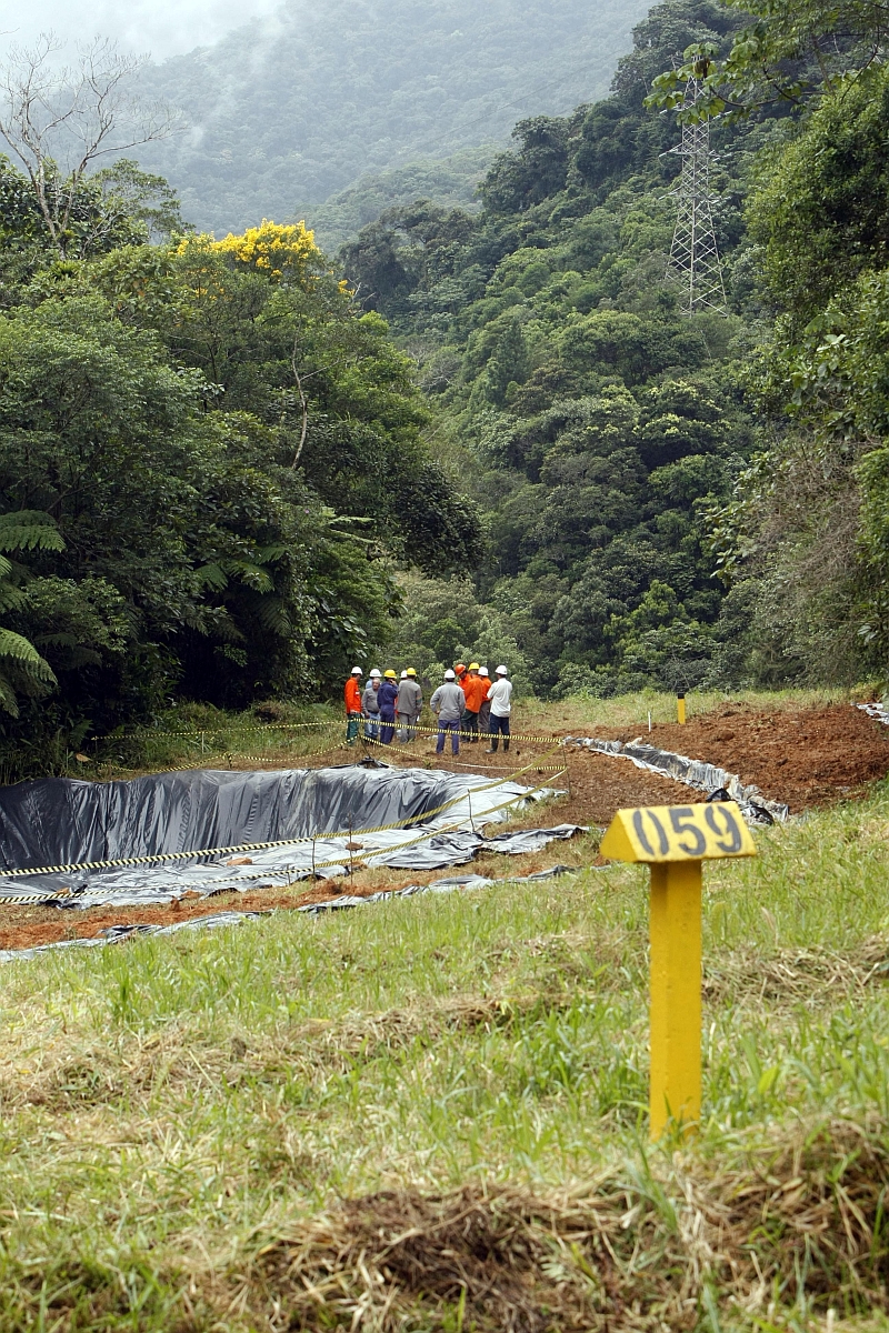 Lonas cobrem a tubulação danificada pelos desmoronamentos, na BR-376 | Albari Rosa/ Gazeta do Povo