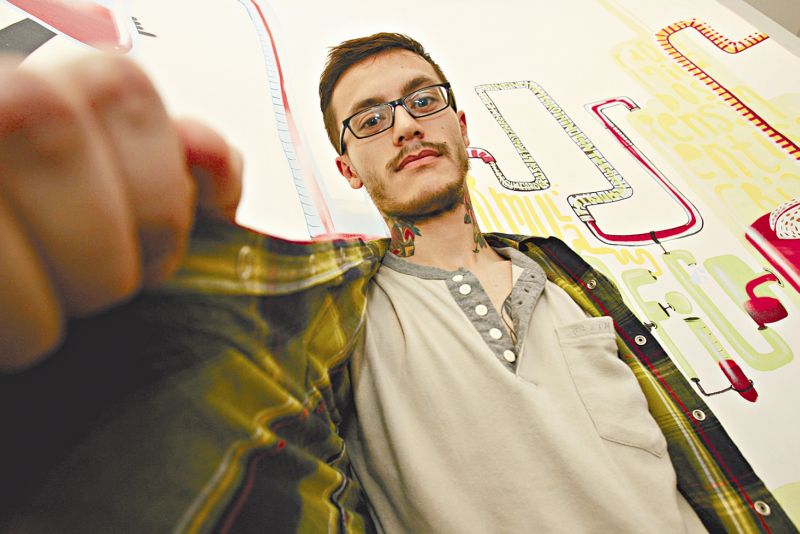 O designer Diego Martins compra roupas em sites do mundo todo: economia e praticidade | Priscila Forone/ Gazeta do Povo