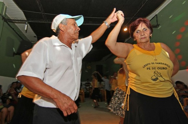 Entre sapateados e valsados, há passos realizados em dupla, como em uma quadrilha |