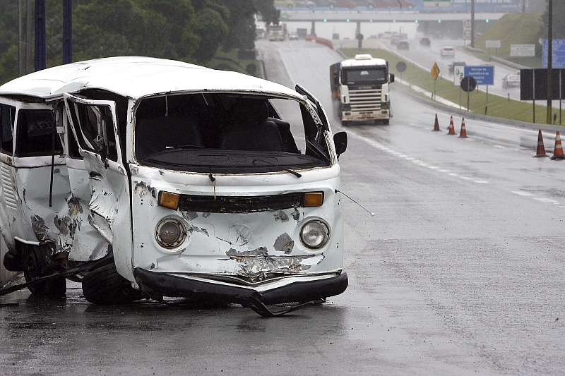 Carro batido na BR-277, entre Curitiba e o litoral do estado: rodovias federais tiveram 367 acidentes no estado, no maior número de ocorrências desde 2005 | Hedeson Alves/Gazeta do Povo