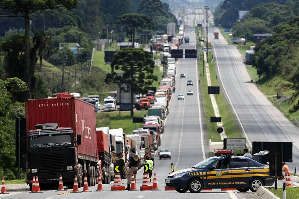 Caminhões estão sendo barrados no km 60 da BR-277, antes da praça de pedágio. Segundo a concessionária, fluxo será liberado nos próximos dias, de forma lenta | Valterci Santos/ Gazeta do Povo