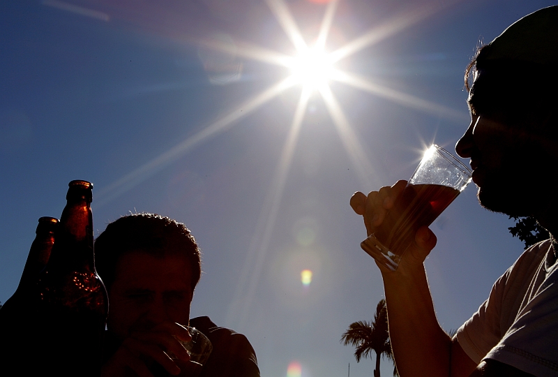 Estudo revela que 25% da população brasileira ingere 80% do álcool consumido no país. Índice de dependência no Brasil é de 3,5%, enquanto média mundial é de 5% | Christian Rizzi/Gazeta do Povo