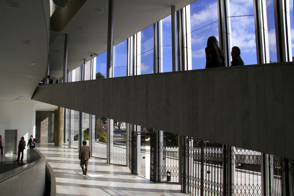 Servidores andam em corredores da Assembleia: segundo o Ministério Público, fraude foi intencional | Daniel Castellano / Gazeta do Povo