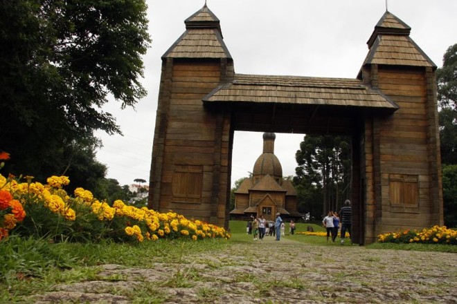 Ler um Livro ou ouvir música? -No domingo, pode escolher o que fazer. Enquanto o Parque Tingui recebe o Biblioparque entre 10h e 18h, o Bosque de Portugal (R. Fagundes Varela Jardim Social) será palco do Música nos Parques, com Rodrigo Simões apresentado o espetáculo Guitarra Paranaense. Ambos têm entrada franca |