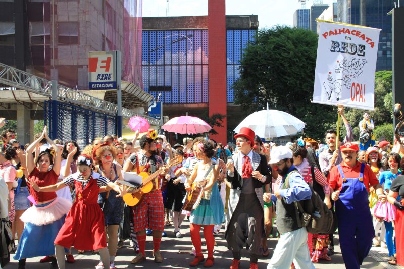 Na Av. Paulista, palhaços distribuíram narizes vermelhos e convidaram a população a pensar sobre "como tudo na vida é risível" | Luís Cleber/AE
