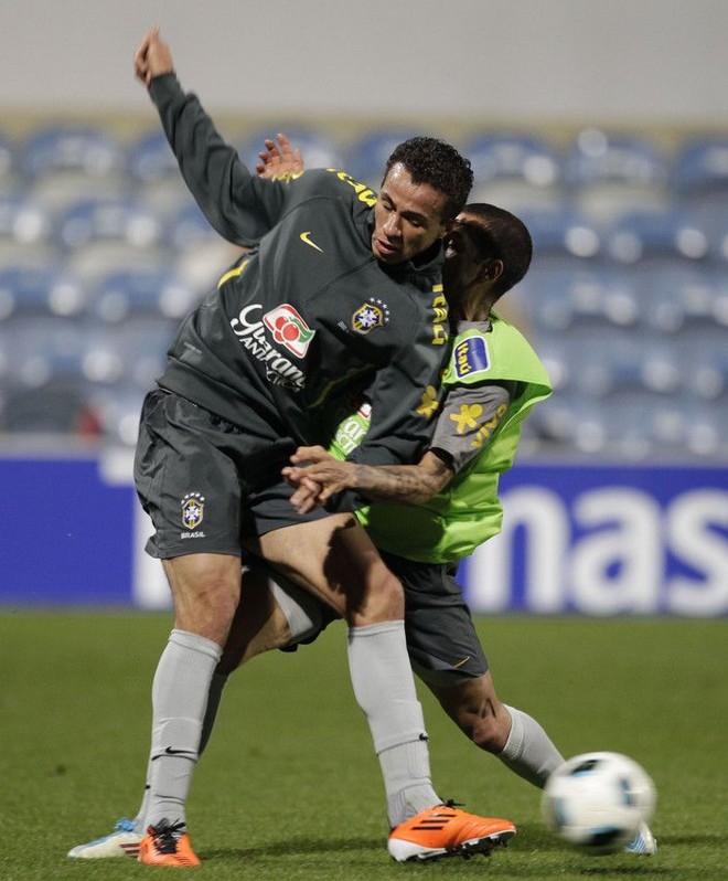 Cortes de Nilmar e Pato deram a Leandro Damião a camisa 9 da seleção |