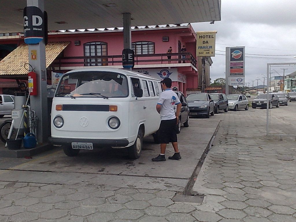 Nos postos de combustível há filas para abastecer | Juliana Gonçalves, especial para a Gazeta do Povo