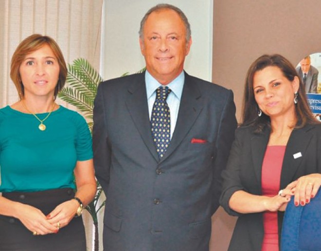 PREVISUL DE CASA NOVA -A Previsul, do empresário paranaense Ernesto Pedroso, mudou de endereço em Brasília, para espaço mais amplo e de melhor localização na capital federal. No coquetel de inauguração, Pedroso recebeu a gerente da sucursal, Virgínia Sumienski, e a superintendente comercial da Previsul, Fátima Bergamaschi |