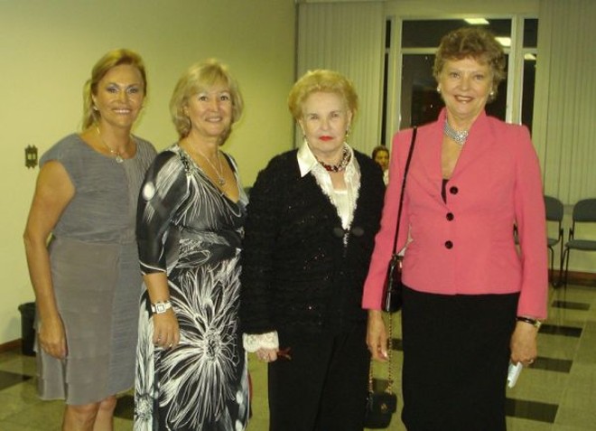 DIA INTERNACIONAL DA MULHER -A Câmara de Vereadores de Curitiba prestou homenagem ao Dia Internacional da Mulher àquelas que contribuíram para o crescimento de nossa cidade ou que promoveram melhorias em suas comunidades. Na foto a vereadora. Nely Almeida com as homenageadas Marli Corleto, Maria João Sacagami e Alin Tallarek de Queiroz |