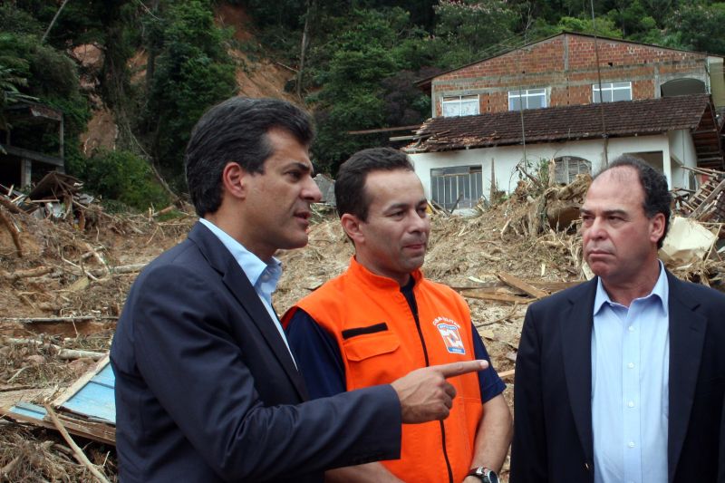 Governador Beto Richa e o ministro da Integração Nacional, Fernando Bezerra, visitaram a área do desabamento no bairro da Laranjeira, em Antonina | Walter Alves / Agência de Notícias Gazeta do Povo