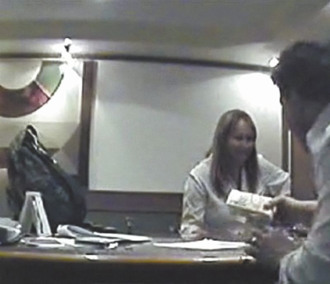 Neto deixa a mochila na mesa, Jaqueline senta e Barbosa entrega o dinheiro | 