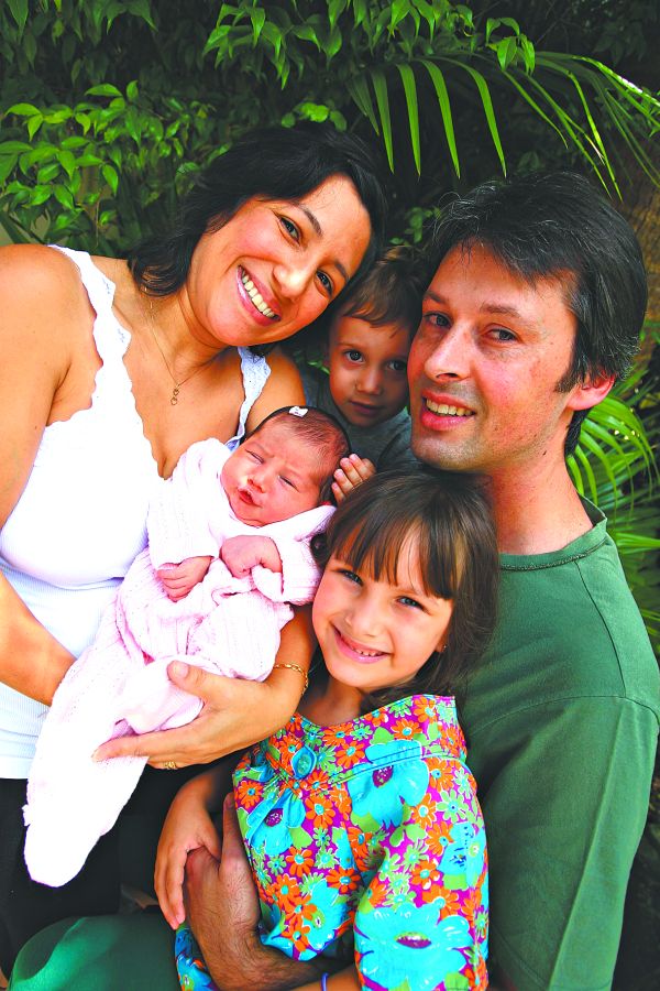 Patrícia Bortolotto com os filhos e o marido: partos humanizados, inclusive o primeiro, que foi cesariano | Ivonaldo Alexandre / Gazeta do Povo