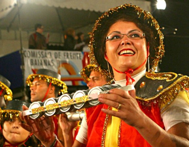 A presidente Dilma Rousseff saiu incógnita no carnaval de Curitiba? Claro que não, mas que a foliã da foto se parece com ela não há dúvida. O flagrante é do desfile de sábado na Avenida Cândido de Abreu | 
