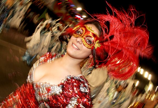 O carnaval de Curitiba pode não ser tão animado quanto outros Brasil afora, mas que as escolas se esforçam ao máximo para levar beleza à avenida não resta dúvida. A foto acima, feita durante o desfile da escola Embaixadores da Alegria, segunda colocada, é prova disso. Fantasia e carnavalesca estavam dignas do carnaval carioca | Fotos: Marco Lima / Gazeta do Povo
