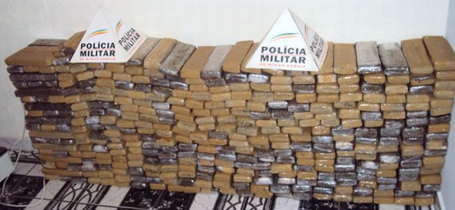 Maconha encontrada em carro abandonado no Triângulo Mineiro | Foto: Polícia Militar / Divulgação