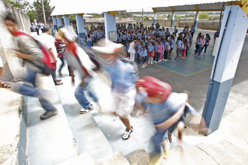Atrás dos muros da escola: instituição da Vila Macedo, em Piraquara, aprimorou as regras de convivência no pátio território em que a violência se prolifera | Jonathan Campos / Gazeta do Povo