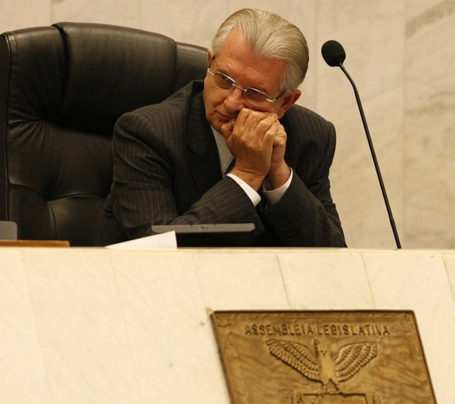 Justus, em foto do ano passado, na cadeira da presidência da Assembleia: sem o cargo, 15 servidores a menos |