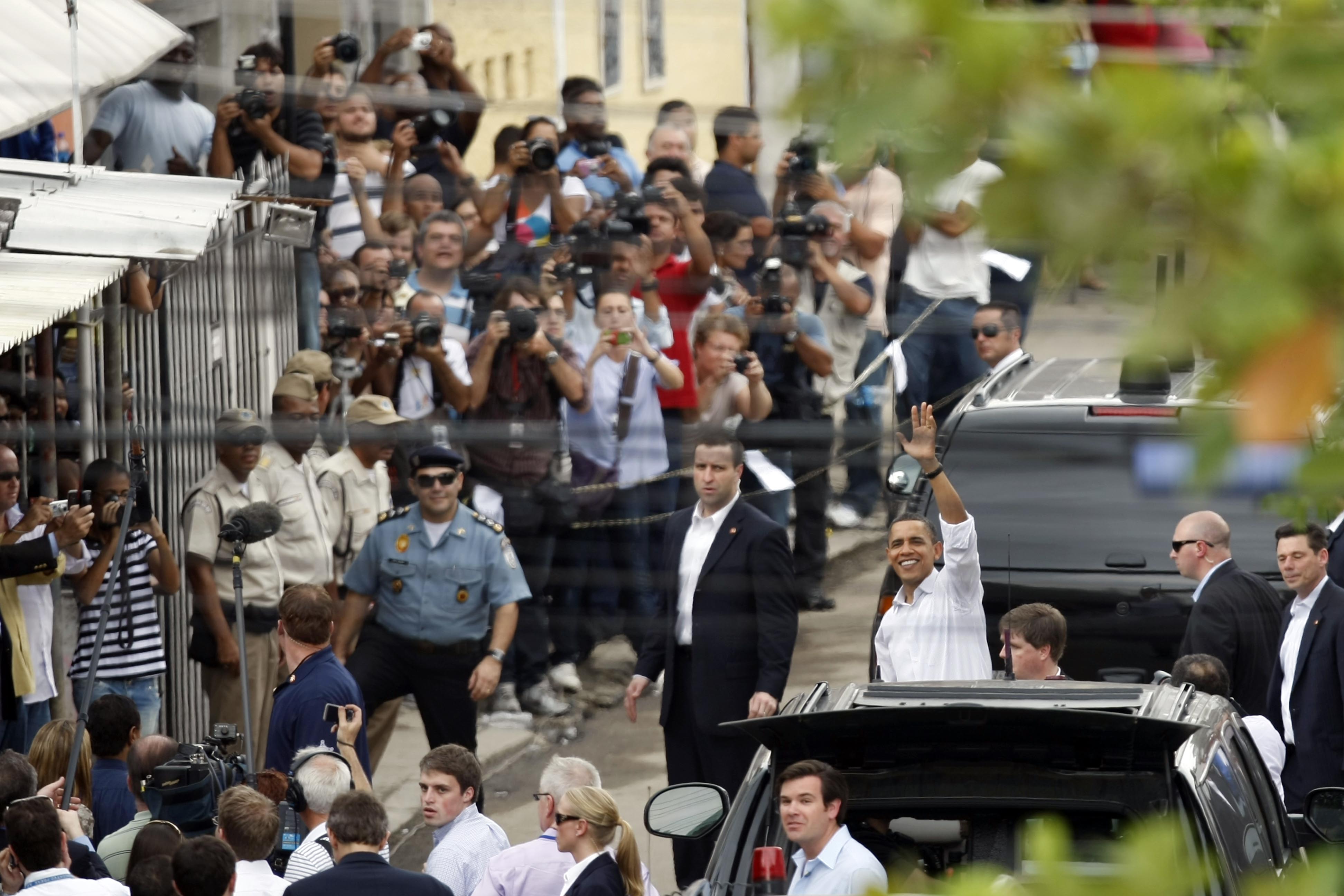 Obama acena ao sair da Cidade de Deus, no Rio de Janeiro | Albari Rosa/ Agência de Notícias Gazeta do Povo
