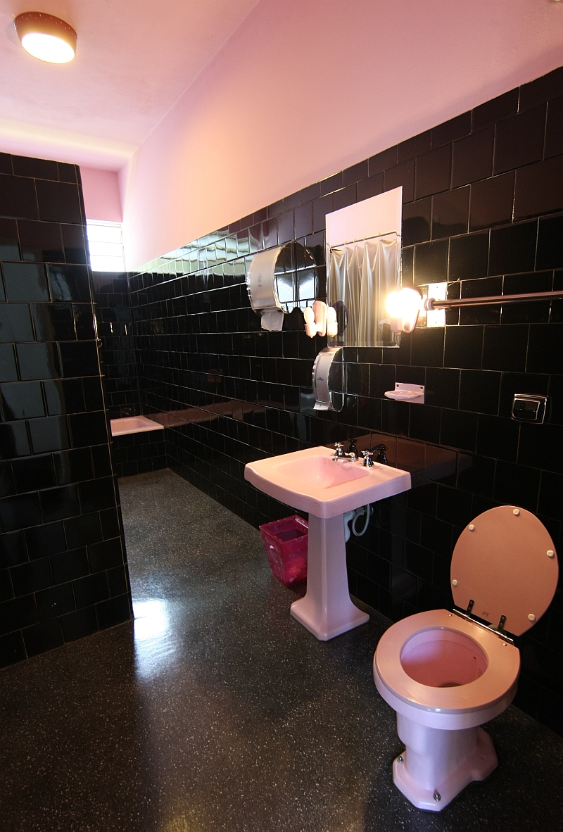 Banheiro da Casa Betega, de Vilanova Artigas, em Curitiba, na década de 1940 | Aniele Nascimento/ Gazeta do Povo