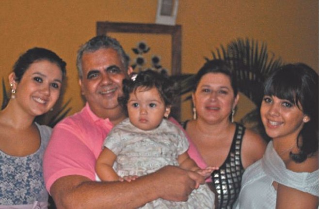 AGRADÁVEL COMEMORAÇÃO -O jornalista Plácido José de Oliveira comemorou aniversário reunindo família e amigos em agradável jantar em sua residência. O querido amigo recebeu os convidados ao lado da esposa, Janice, das filhas Ana Carolina e Mariana e da linda neta Ana Beatriz |