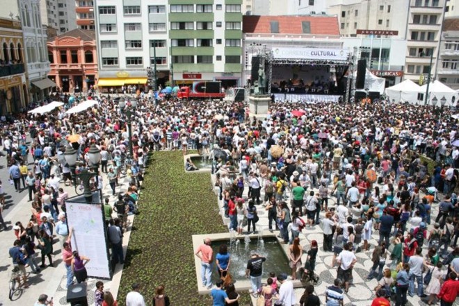 Multidão para ver o show de Paulinho da Viola na Praça Generoso Marques, em 2010: ninguém na grama, sinal de respeito ao espaço público |