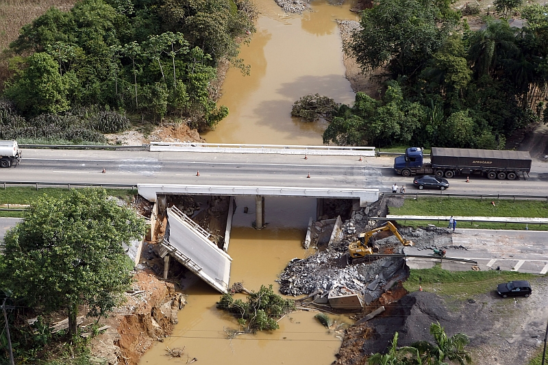 A queda de um aponte na BR-277 deixou o litoral isolado do restante do estado. Projeto do governo é construir trecho da BR-101 e ligar a rodovia até a PR-508, criando uma alternativa à BR-277 e facilitando a ligação com o Porto de Paranaguá | Hedeson Alves/ Gazeta do Povo