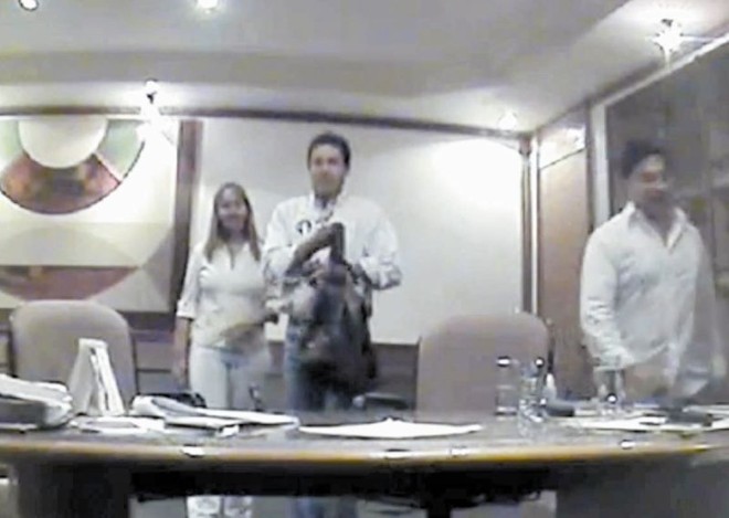 Jaqueline e o marido, Manoel Neto, entram na sala de Durval Barbosa | 