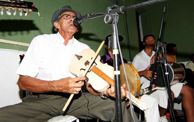 Mestre Nemésio Costa, líder do grupo, é guardião da tradição fandangueira |