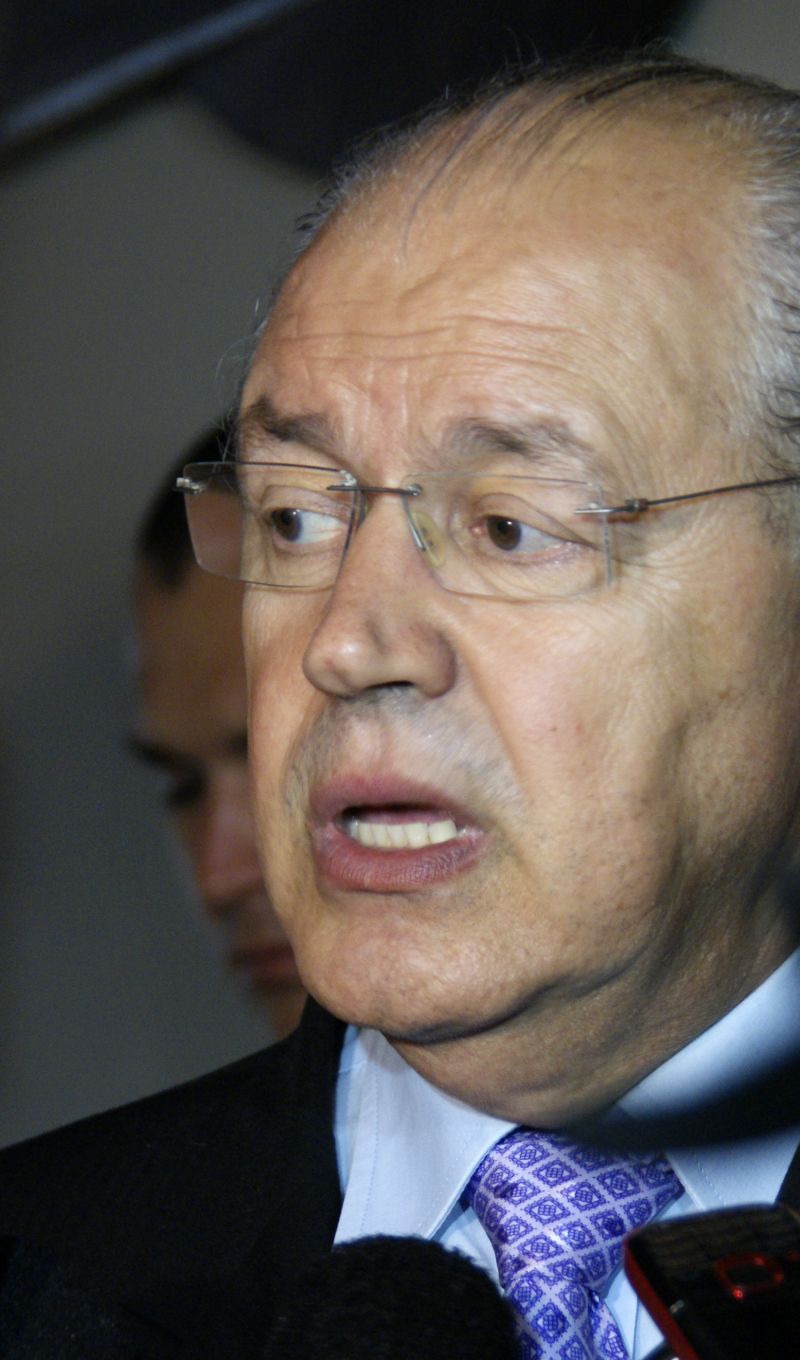 "Não há espaço para novas contratações ou aumentos salariais. Não estamos negando nem dando nada, mas reavaliando as contas. Trata-se de prudência." Luiz Carlos Hauly, secretário da Fazenda, explicando a deputados estaduais a situação financeira do Paraná | Marco André Lima/ Gazeta do Povo