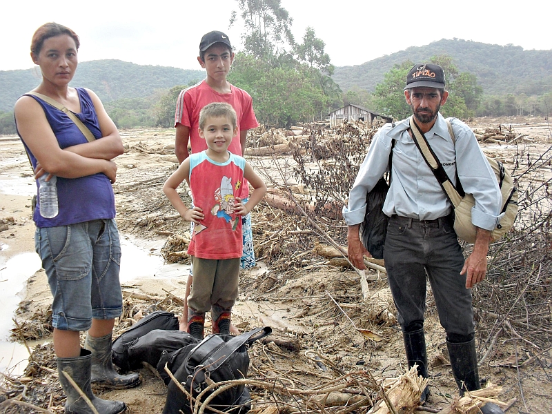 O lavrador Nelton Costa voltou com a família ao que sobrou de sua casa, em Floresta, para recuperar roupas | Angel Salgado