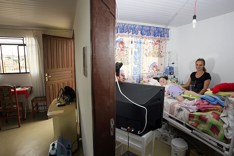 Maria da Luz e Carol na casa adaptada: mãe e filha moraram durante quatro anos em um quarto de hospital | Hedeson Alves/Gazeta do Povo