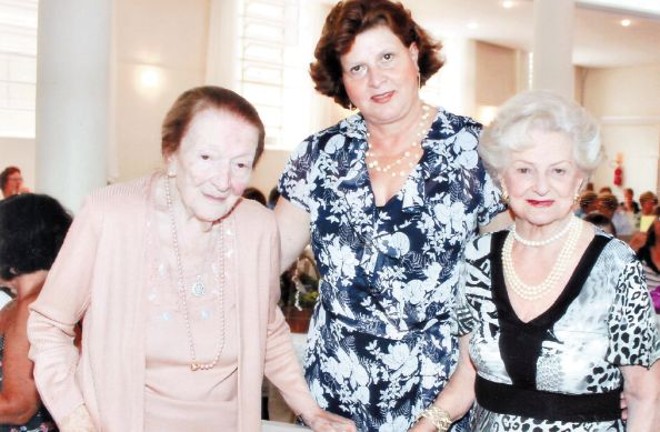 PARABÉNS ESPECIAL -A Senhora Síria Chede Corrêa de Castro recebeu expressiva demonstração de carinho e admiração de suas numerosas amigas, que a homenagearam no lanche do Departamento Feminino do Sindiclubes, presidido por ela. Entre as presentes, Maria Helena Schultz, primeira-dama do Thalia, onde aconteceu o evento, e a jornalista |