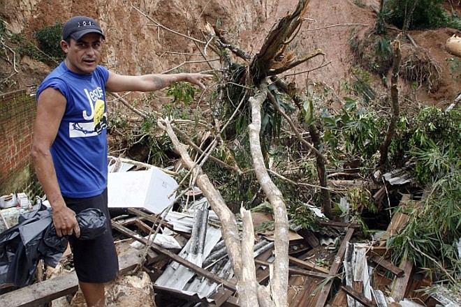 Igor José Dias desrespeitou uma determinação e voltou ontem aos escombros de sua casa para salvar alguns pertences |