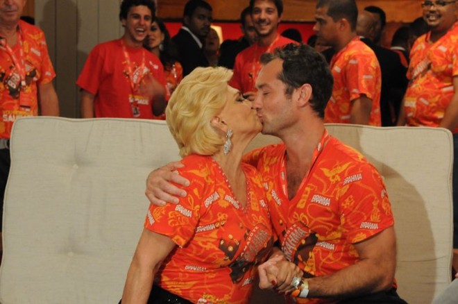 Hebe Camargo matou de inveja as fãs do ator Jude Law no domingo, primeira noite do Camarote da Brahma no carnaval carioca, ao dar um de seus famosos selinhos no astro inglês |