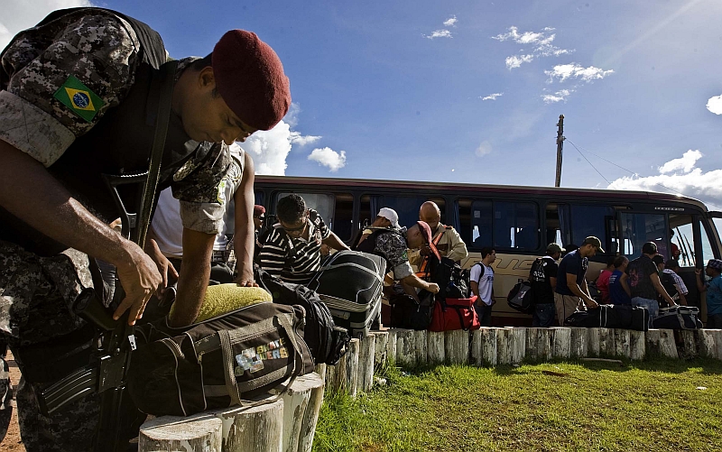 Ontem, a Força Nacional de Segurança revistava todos os que entravam no canteiro de obras de Jirau | Marlene Bergamo/Folhapress