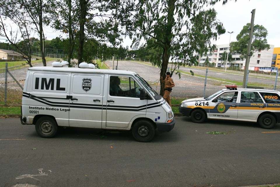 IML e policiais militares atendem a ocorrência | Ivonaldo Alexandre - Agência de Notícias Gazeta do Povo