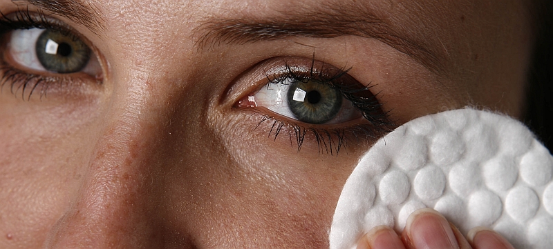 Há quem prefira fazer movimentos circulares pelo rosto, mas não há uma forma correta de retirar a maquiagem. Errado mesmo é não remover.
Luciana Dorigo Kucharski Esmanhoto, médica dermatologista do Centro Especializado da Pele (Cepele) | Priscila Forone/Gazeta do Povo