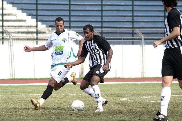 Na Terceirona, disputada em 2010, o Grêmio Metropolitano (de branco) enfrentou o xará e tival Grêmio de Esportes Maringá (GEM) | Ivan Amorin/Arquivo Gazeta Maringá