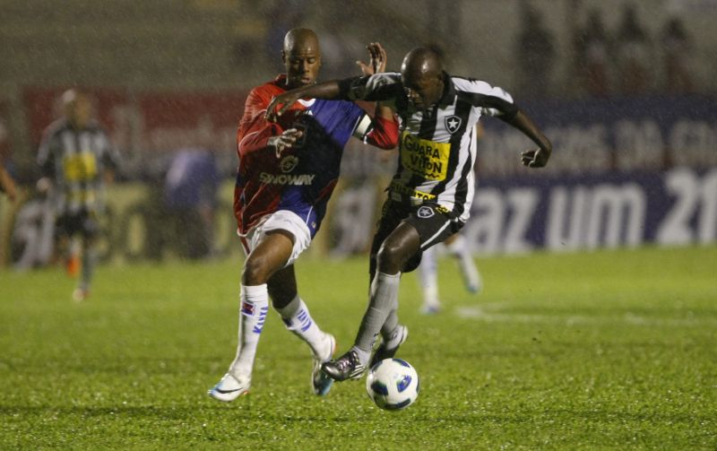 Luiz Camargo, capitão do Paraná, e Somália disputam jogada no primeiro tempo. Os dois volantes seriam expulsos na sequência da partida | Antonio Costa/ Gazeta do Povo