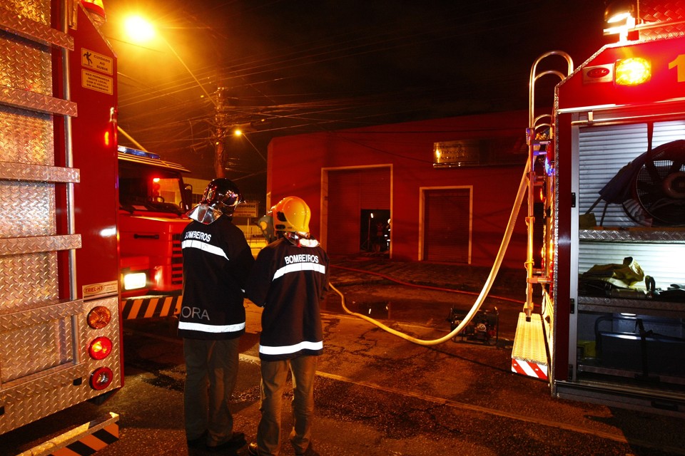 Bombeiros conseguiram controlar o fogo e impedir que incêndio se alastrasse | Pedro Serapio - Gazeta do Povo