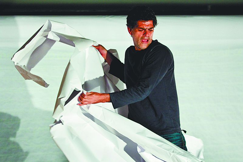 O ator Eduardo Moscovis dá voz ao texto poético de Newton Moreno | Paula Kossatz / Divulgação