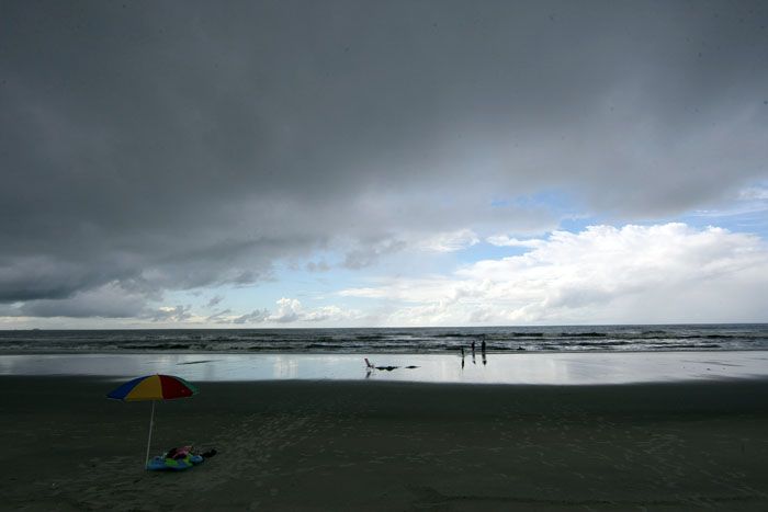 Litoral do Paraná está coberto por nuvens. Pouca gente se arriscou a entrar no mar ou caminhar no calçadão | Valterci Santos/Gazeta do Povo