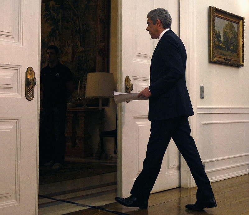 José Sócrates deixa a entrevista coletiva após a renúncia: interino com poderes limitados | Rafael Marchante/Reuters